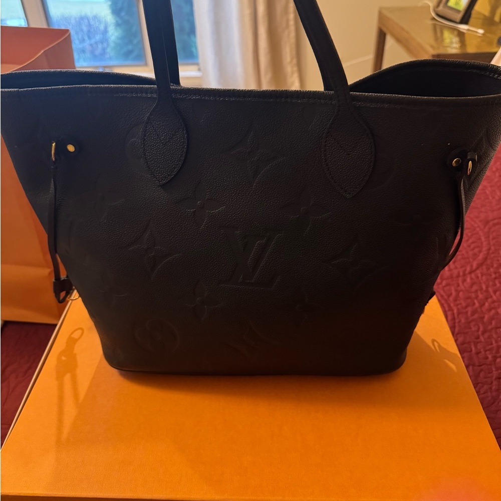 Authentic Louis Vuitton Neverfull MM color: black leather